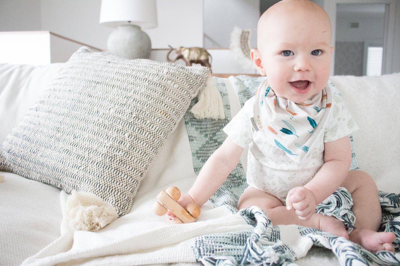 Bandana Bib - Floating Feathers Cream