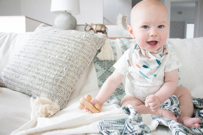 Bandana Bib - Floating Feathers Cream