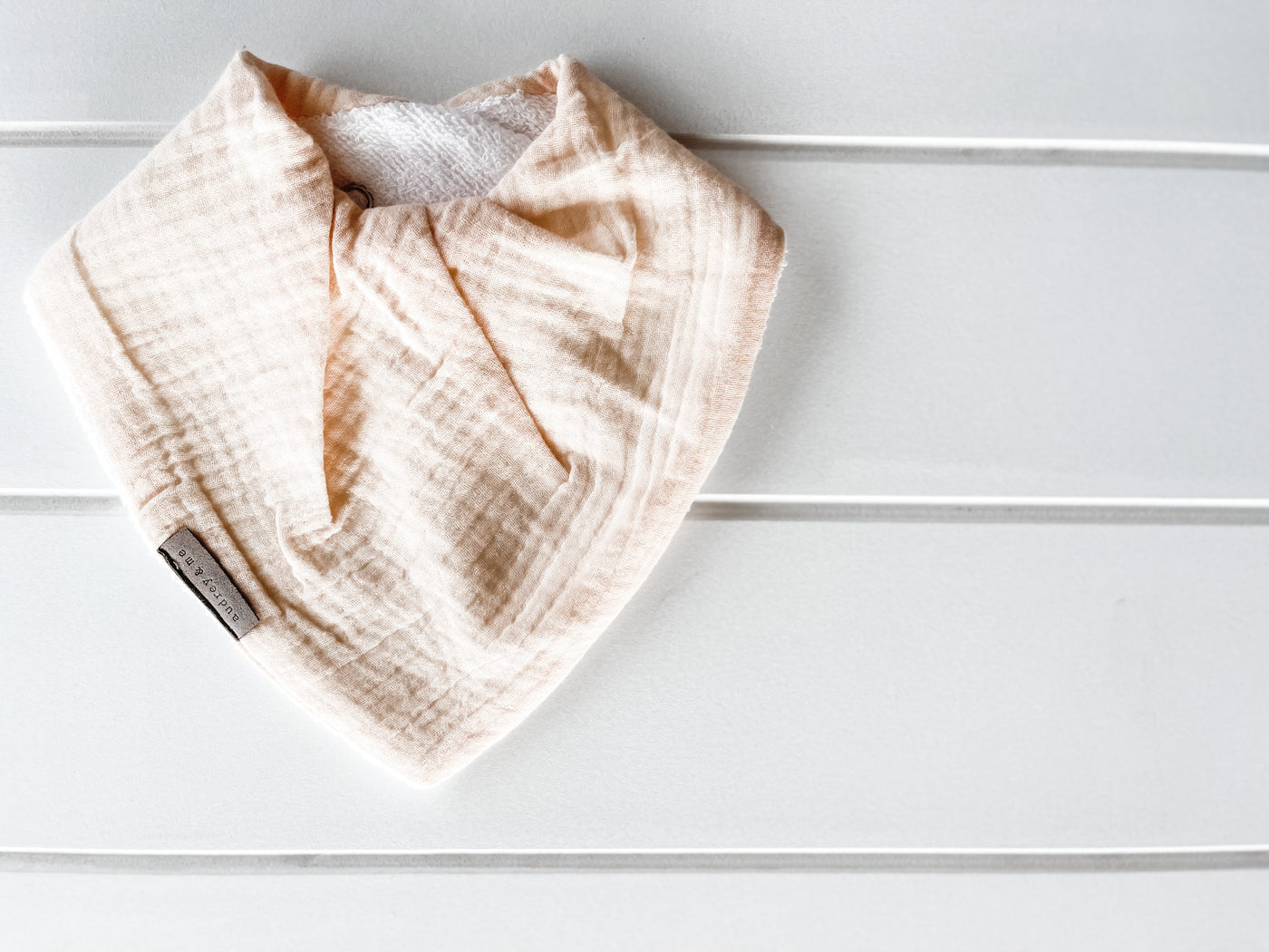 Bandana Bib - Cream Muslin