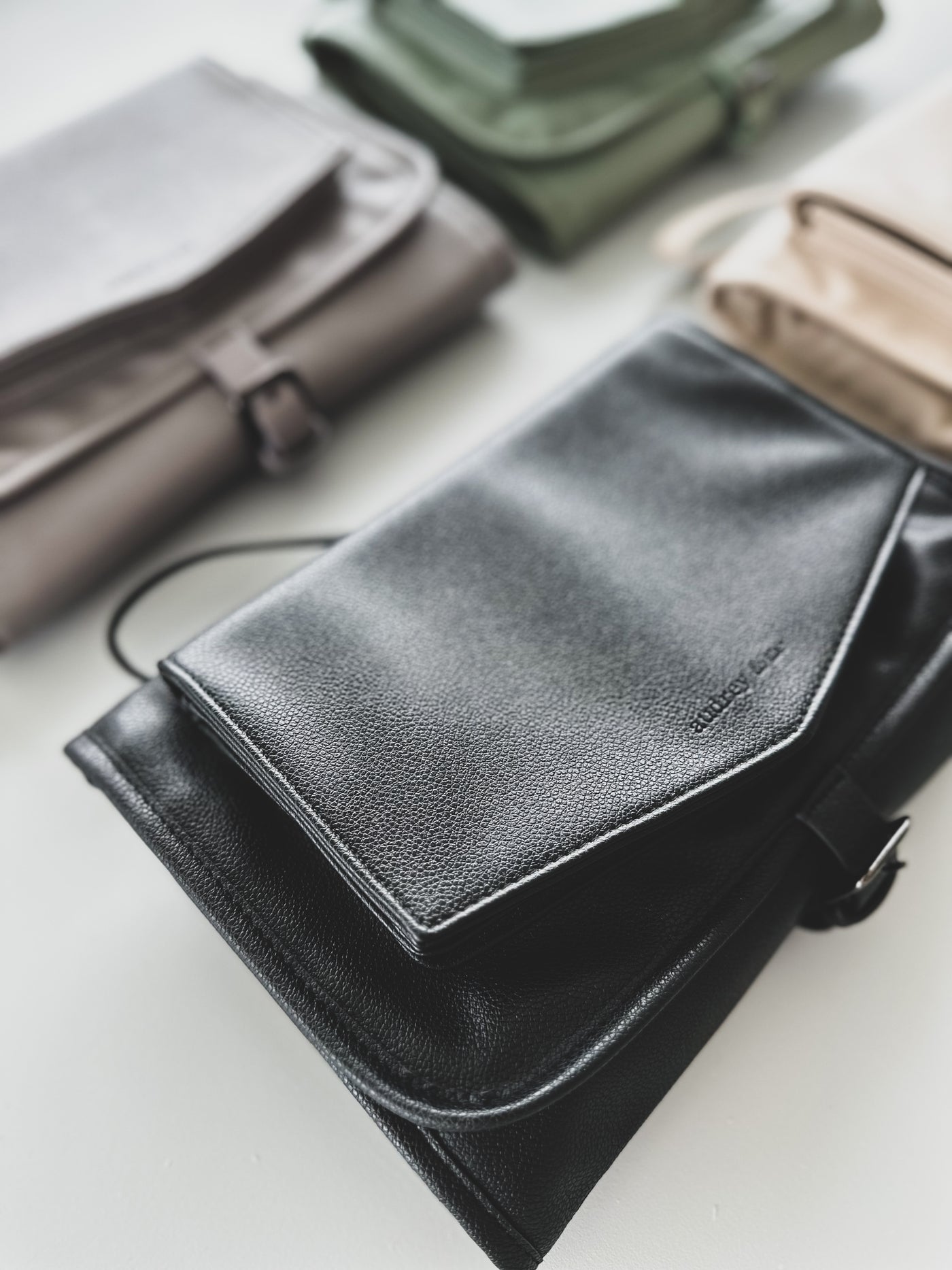 The Adapt Change Clutch - Black - Audrey & Me