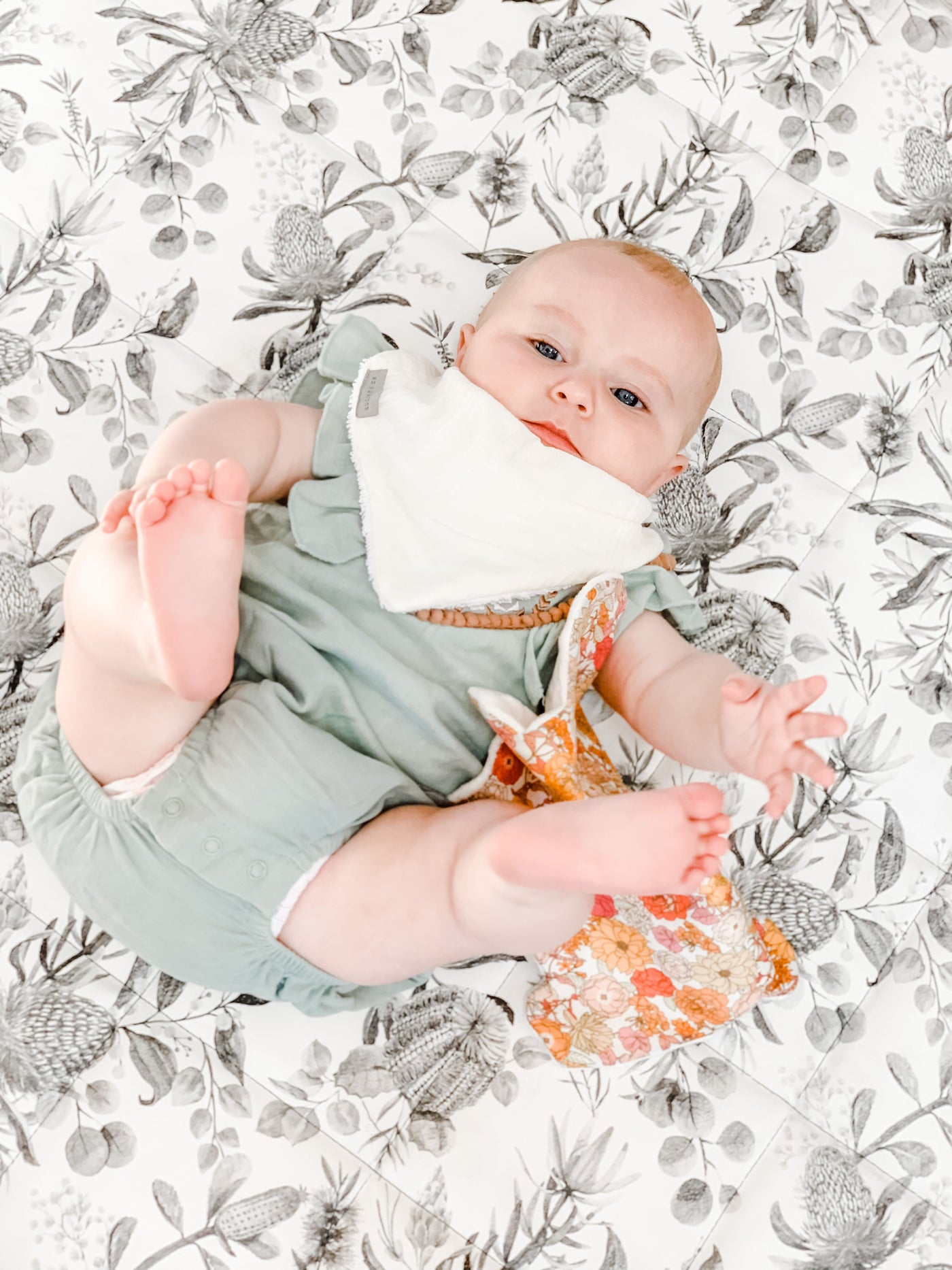 Bandana Bib - Cream Muslin